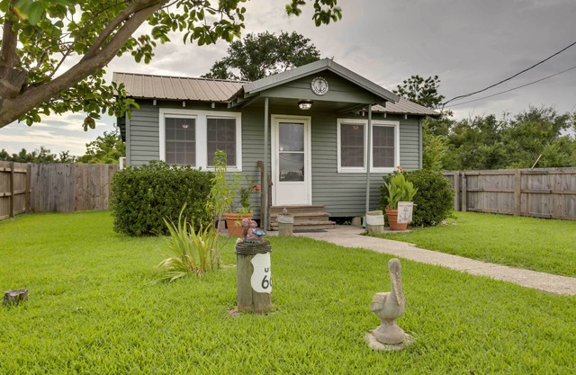 Golden Meadow Getaway: Patio, Grill, and Kayaks!