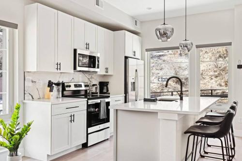 Golden Sanctuary Luxe Apt 1 Block From Main St