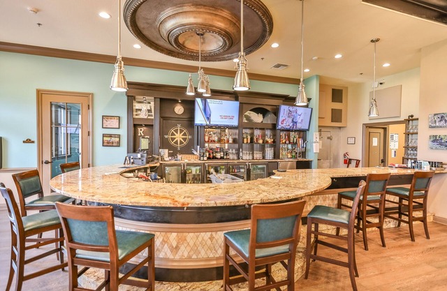 Golfer's Paradise! Golf, Tennis, Swimming, Dining, Shopping & Beaches Close By