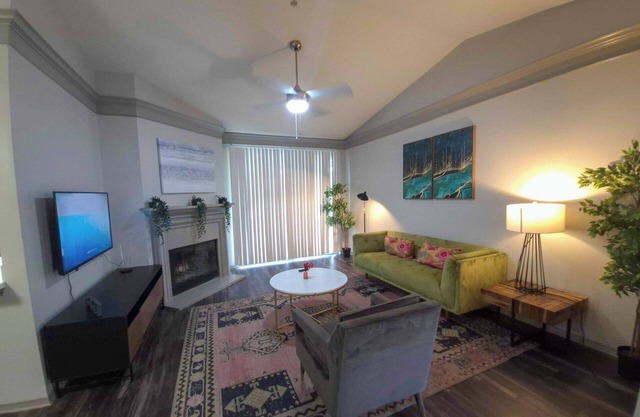 Gorgeous 2BR next to the Domain 4150