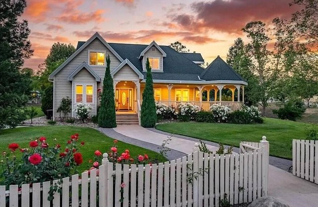 Gorgeous 4BR Epic yard and barn!