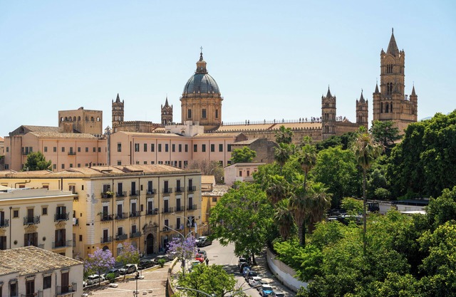 Gorgeous and Modern Apartment with Cathedral View