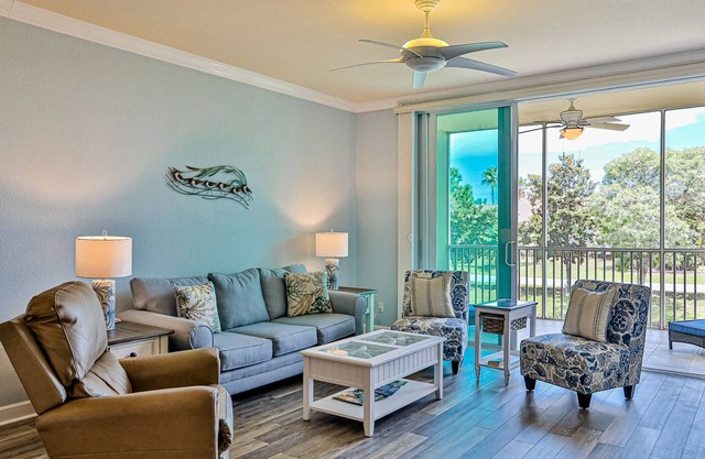 Gorgeous and quiet condo with pool, lanai, golf, balcony, washer/dryer, & WiFi