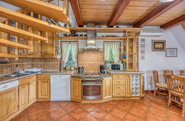 Gorgeous Chalet With Pool & Spa, Donja Voća, Croatia