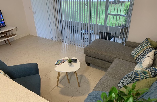 Gorgeous cozy and modern townhome just 10 miles from Disney on a quiet complex