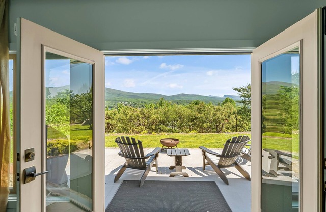 Gorgeous Fall and Winter Mountain & Lake Views/Firepit/Boat Slip Access