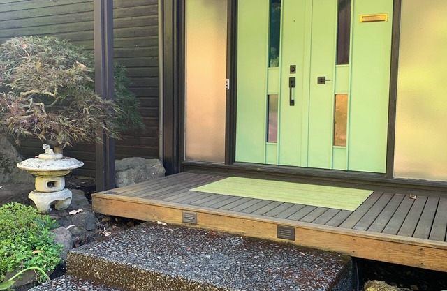 Gorgeous Family Lake View House with Gourmet Kitchen and Spa Bath with Sauna