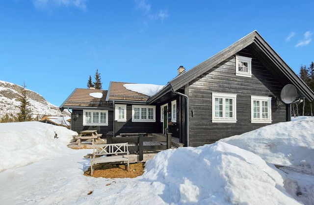 Gorgeous home in Eggedal with kitchen