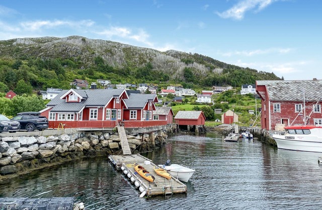 Gorgeous home in Leinøy with house sea view