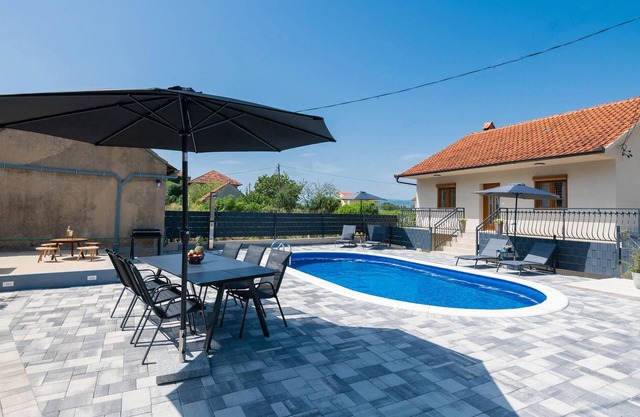 Gorgeous home in Runovici with kitchen