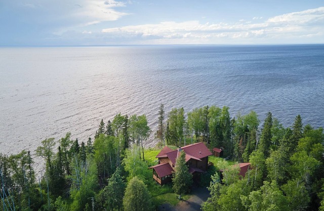 Gorgeous Home on Lake Superior Shore 3 hours from Twin Cities