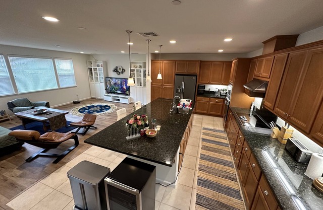 Gorgeous House 4 You: 4B+2.5b+Office+12' Kitchen Island