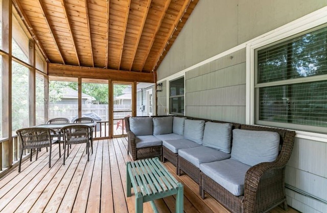 Gorgeous l 3 Season Porch l Dry Bar l Fireplace