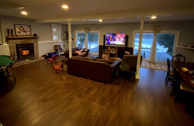 Gorgeous Lake Front Cottage for Large Families - Sunsets for Days