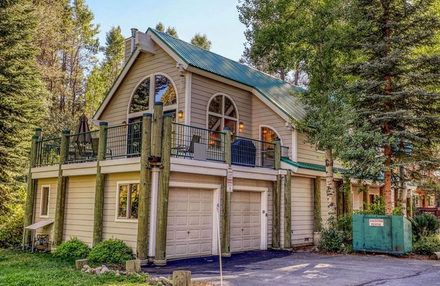 Gorgeous lakefront escape with fireplace, close to skiing