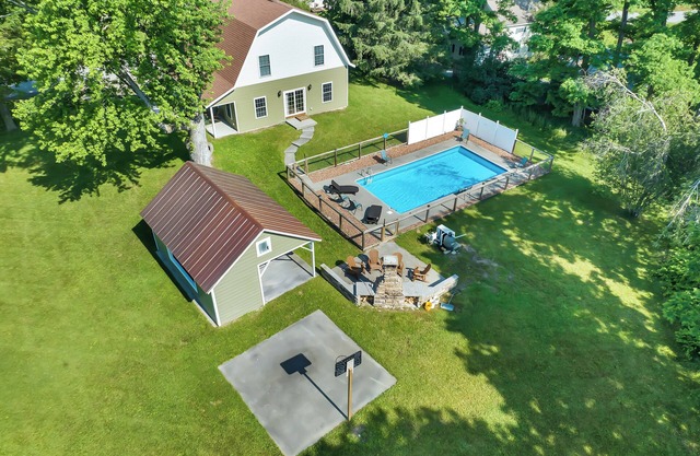 Gorgeous large home in a quiet area. 3 miles from Cooperstown & 7 from the Park