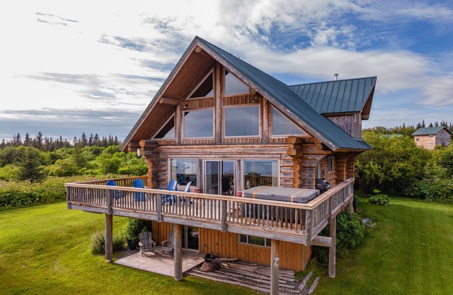 Gorgeous Log Home - Stunning Views, Hot Tub, Fire Pit, Infrared Sauna, & Trail