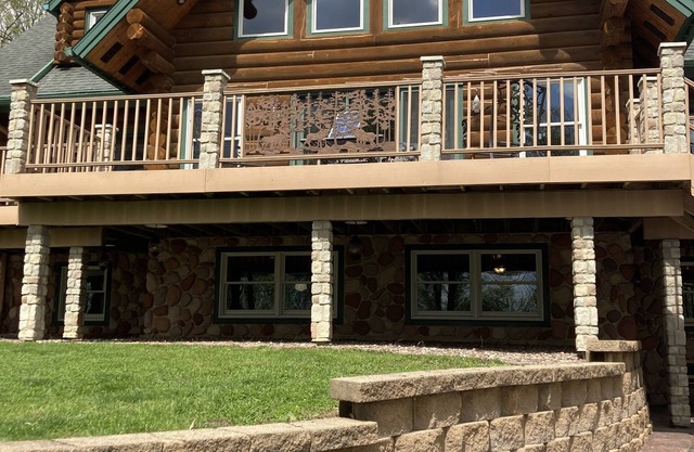 Gorgeous Log Home featuring 8-person outdoor HOT TUB-available year round.