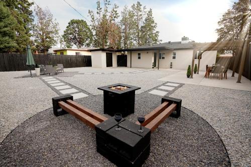 Gorgeous Mid-Century Escape-Great Location Near Shopping & Dining