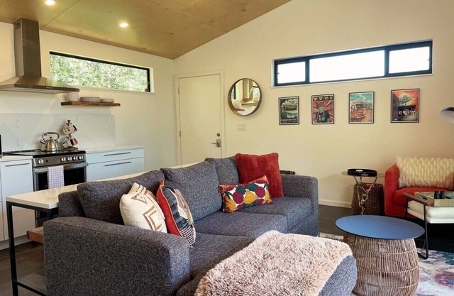 Gorgeous Modern Cabin w Heated Pool & Firepit