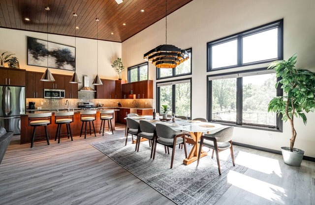 Gorgeous Modern Build, 4 BD/4 BA, Near Downtown and Hwy