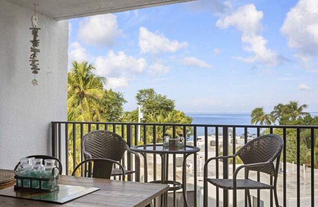 Gorgeous Moon Bay Condo Heated Pool Beach