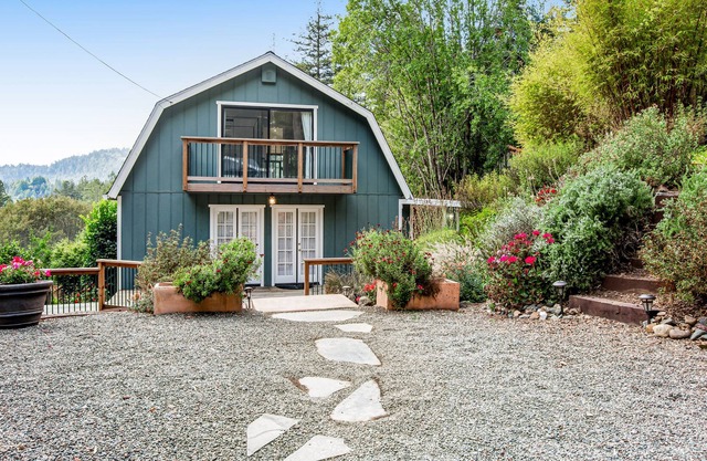 Gorgeous Mountain-View Oasis - Dog-Friendly, Grill, WiFi, Fireplace & Yard