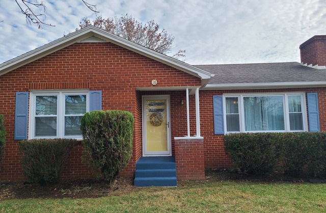 Gorgeous mountain views in Page Valley. Perfect for hikers bikers and kayakers.