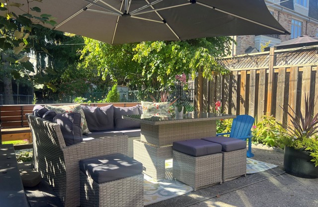 Gorgeous renovated 1 bedroom basement suite located in Toronto's upper beaches.