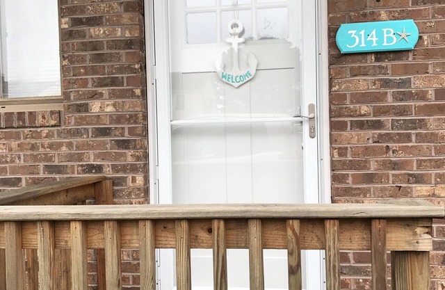 Gorgeous Renovated Townhouse-MUST BE OVER 25 TO RENT
