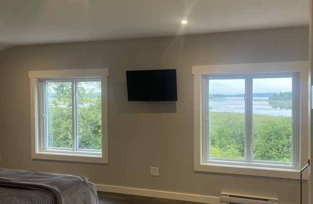 Gorgeous suite overlooking Rice Lake. Breathtaking sunrise, peaceful relaxation.