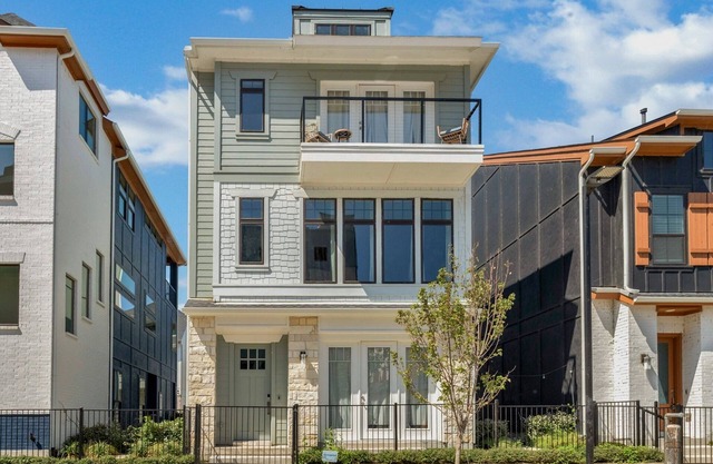 Gorgeous Three-Story Lakehouse with Views!