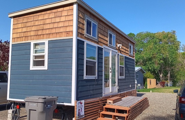 Gorgeous Tiny House in Sunland Estates near The Gorge, on the Columbia river!