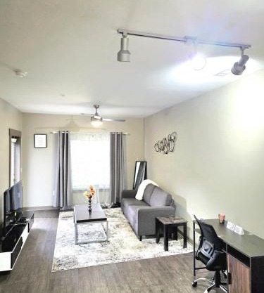 Gorgeous Uptown Apartment with Pool