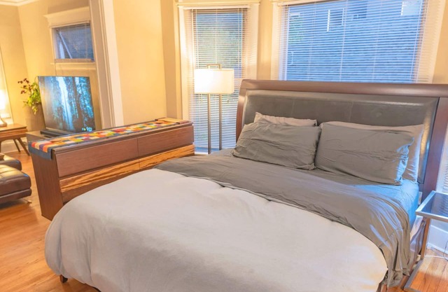 Gorgeous Vintage 1BR Apt | Wifi | Walk Everywhere!