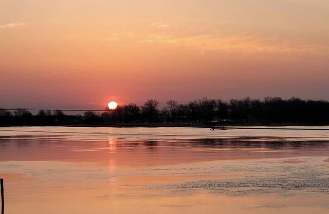 Graber's River Getaway! Awesome freighter views -great work from home location.