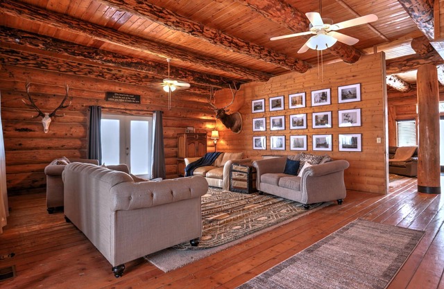 Grand Family Lodge Sleeps 30*Events allowed dry camping, youth groups, corporate