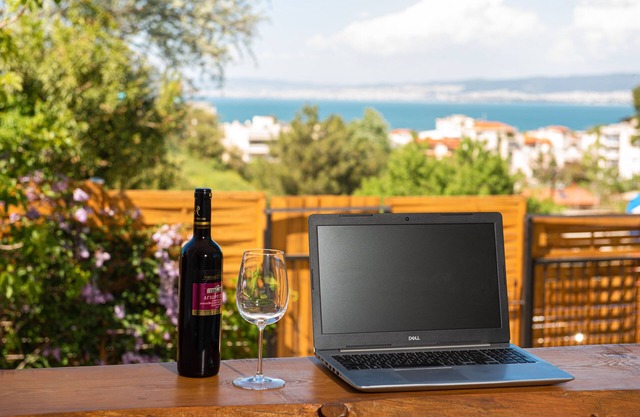 Grand Seaview Retreat - walk to the beach