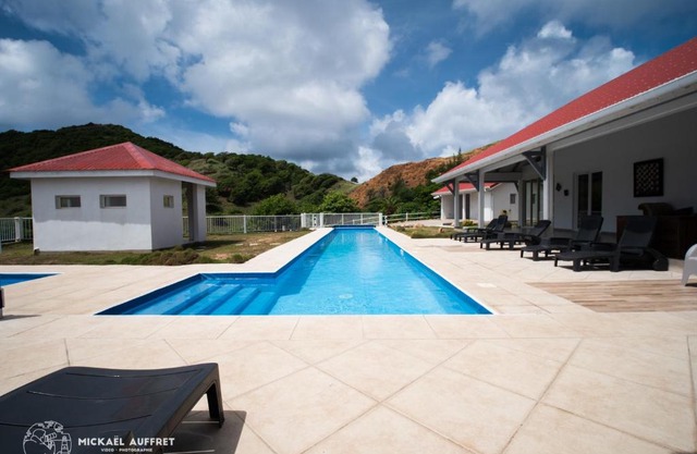Grande villa avec piscine et jacuzzi, vue mer splendide, proche des plages de Grand Anse et de l'Anse Rodrigue, très calme, sans vis-à-vis