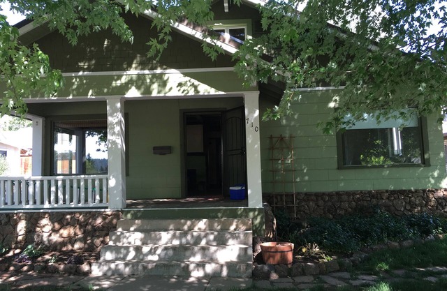 GREAT DOWNTOWN LOCATION - 5 minute walk to downtown shopping and dining