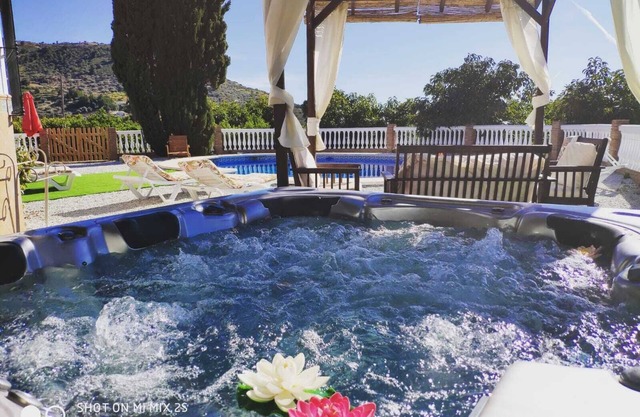 GREAT HOUSE WITH JACUZZI EXTERIOR AND POOL NEAR NATURAL PARK, BEACH 20 MINUTES