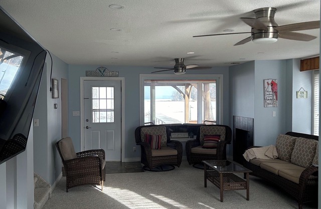 Great location and cozy cottage. Ice fishing. Walk in water entrance. Weed free