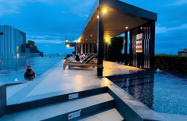 Great Location - Awesome Pool