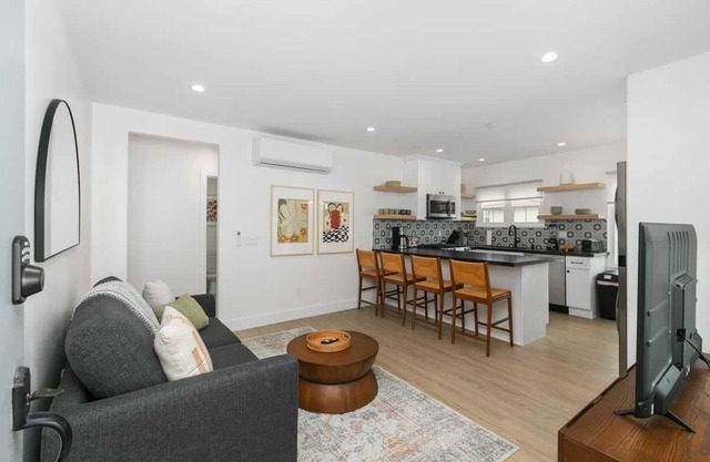 Great Location, Renovated Modern Spanish Apartment