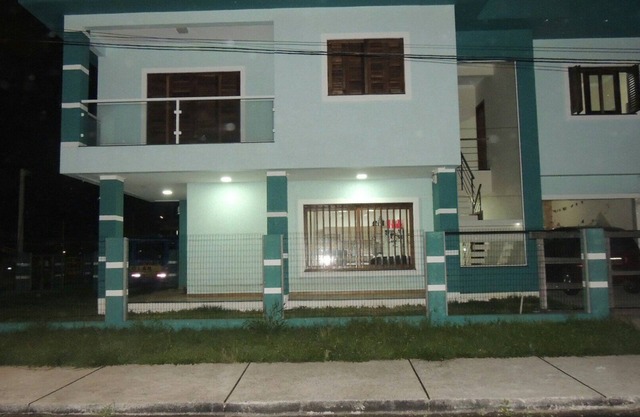 GREAT townhome, 4 bedrooms, suite, for 10 people, Air, TV, Wi-Fi, near Sea and Center