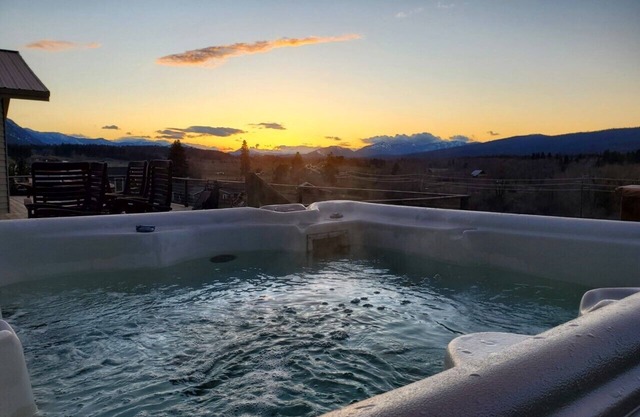 Great Views! Hot Tub! Access to the Yakima River and Palouse to Cascades Trail