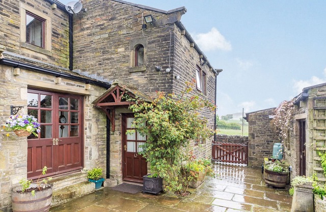 GREEN CLOUGH FARM, character holiday cottage in Haworth
