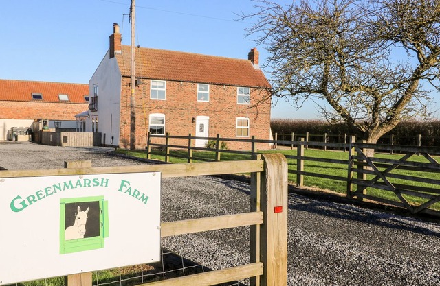 GREEN MARSH FARM, pet friendly, with hot tub in Thorngumbald