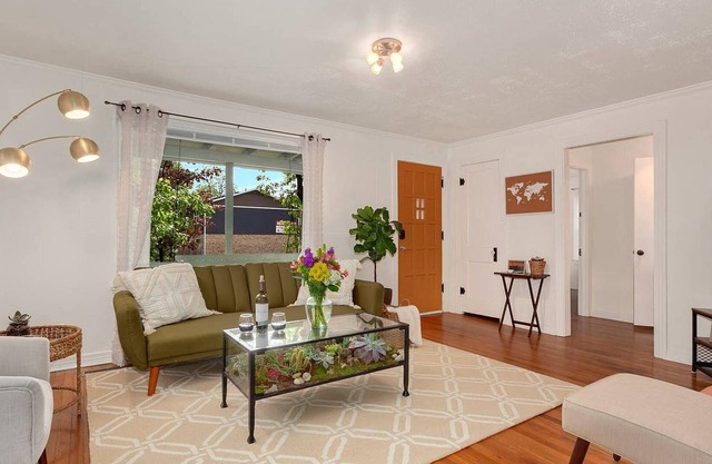 Gregg Greenhouse - 1 mi to U of A