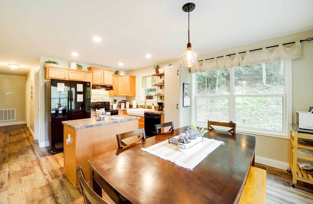 'greystone' Creekside Cabin: Hike, Fish & Explore!